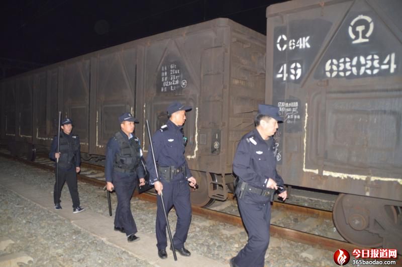 圖二 對(duì)貨物列車進(jìn)行夜間清查.jpg