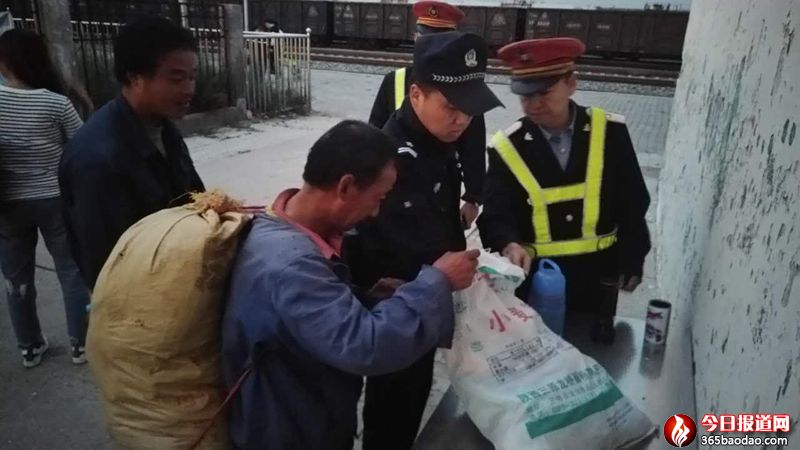 圖一 對(duì)進(jìn)站旅客職工進(jìn)行物品檢查.jpg