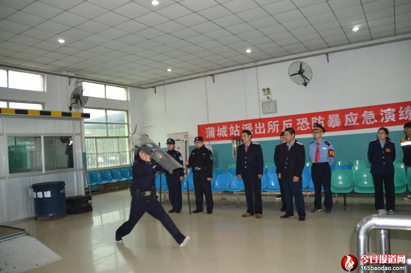 圖二 進行警械使用示范.jpg