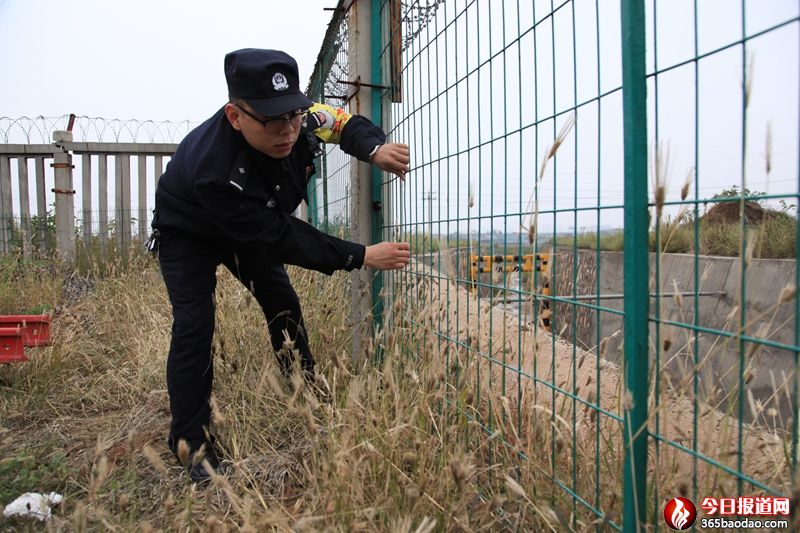 06民警查堵線路防護網隱患.jpg