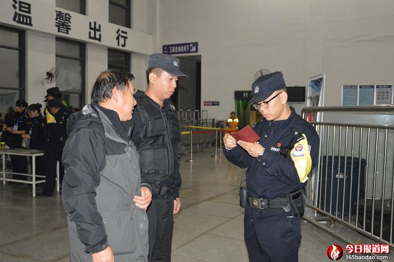 07民警在候車室檢查旅客身份.JPG