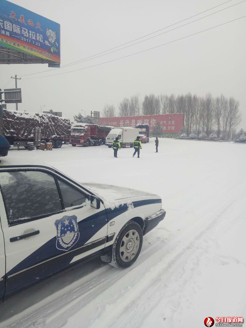 交警雪天疏導(dǎo)交通降低事故率 (1).jpg