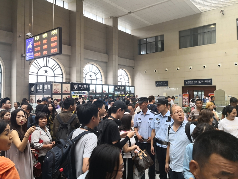 圖二 延安所民警對滯留旅客開展宣傳解釋工作_副本.jpg