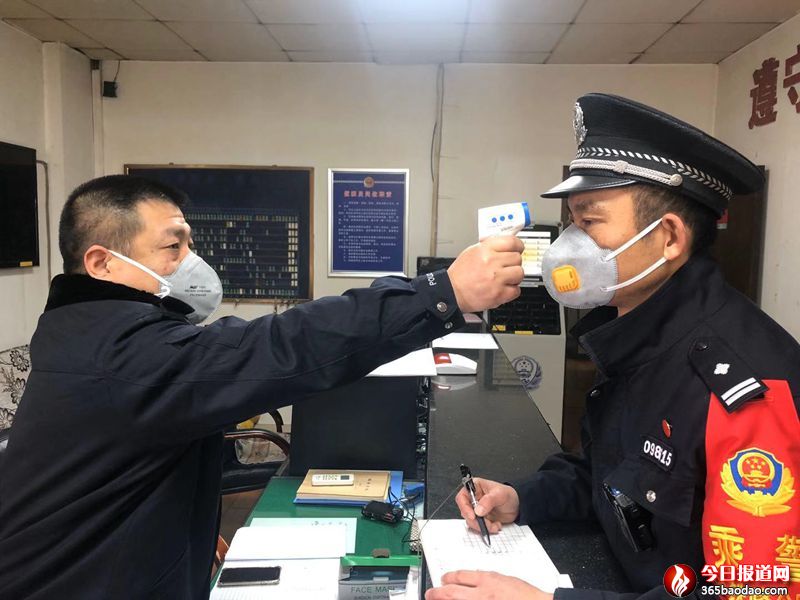 為出乘的民警測(cè)量體溫,保證健康上崗.jpg
