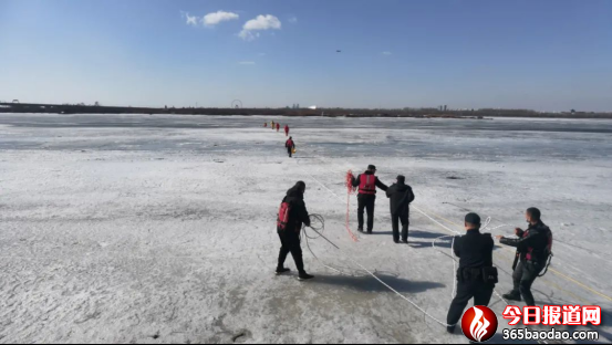 【警營暖心事】冰窟驚險10分鐘,墜冰群眾得救了! - 復(fù)件602.png