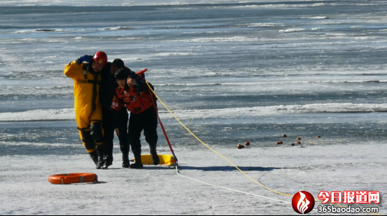 【警營暖心事】冰窟驚險10分鐘,墜冰群眾得救了! - 復(fù)件489.png
