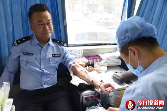 (定稿)滾滾熱血彰顯鐵警柔情——哈市公安機關組織開展無償獻血活動604.png