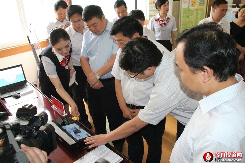2018年7月9日市政協委員深入漢臺聯社調研普惠金融工作(圖為工作人員演示助農e終端小額支付業務) (1).jpg
