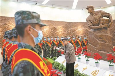 Ї_@ɽӵąȺͼһ־ꅢ܊죬һ¡± EMӢ۲