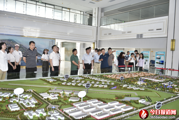 1_山東科技大學師生共赴萊西 感受十年涅槃驚艷“蝶變”800.png