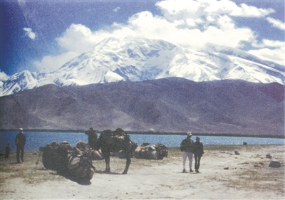 卡拉庫(kù)里湖和慕士塔格峰 馮其庸1998年攝(本文配圖選自《風(fēng)雨平生》).jpg