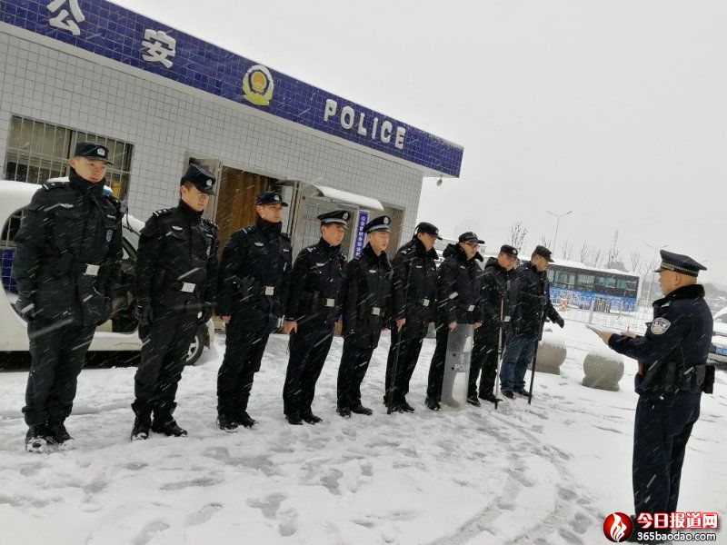湘潭站派出所民警雪中點名上崗.jpg