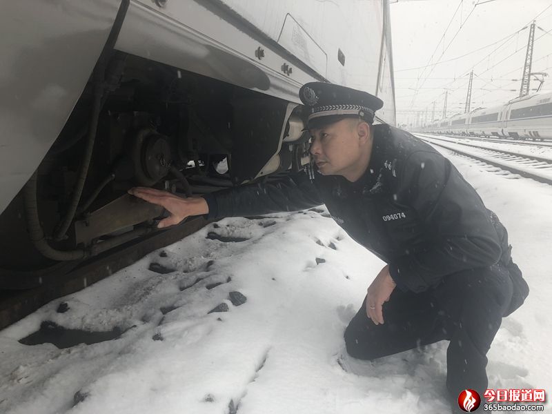 長沙南站派出所民警檢查停靠動車安全.jpg