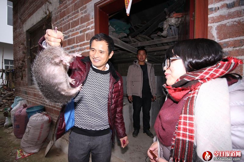 廣西恭城這位軍轉(zhuǎn)干部第一書記實干巧干“十大脫貧錦囊”助貧困村脫貧摘帽 (2).JPG