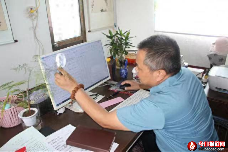 黃秀峰 模糊世界書寫清晰人生(含照片)11024.png