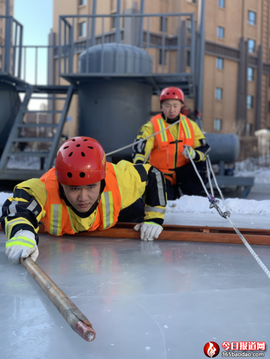 特勤實戰(zhàn)化訓(xùn)練之——開展低溫冰雪冰凍災(zāi)害救援事故處置專項訓(xùn)練364.png