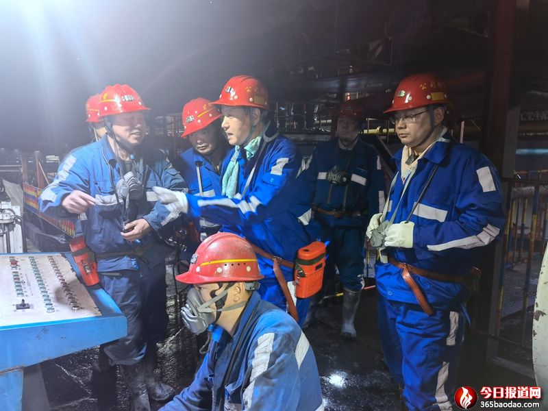 黨委書記深入井下一線.jpg