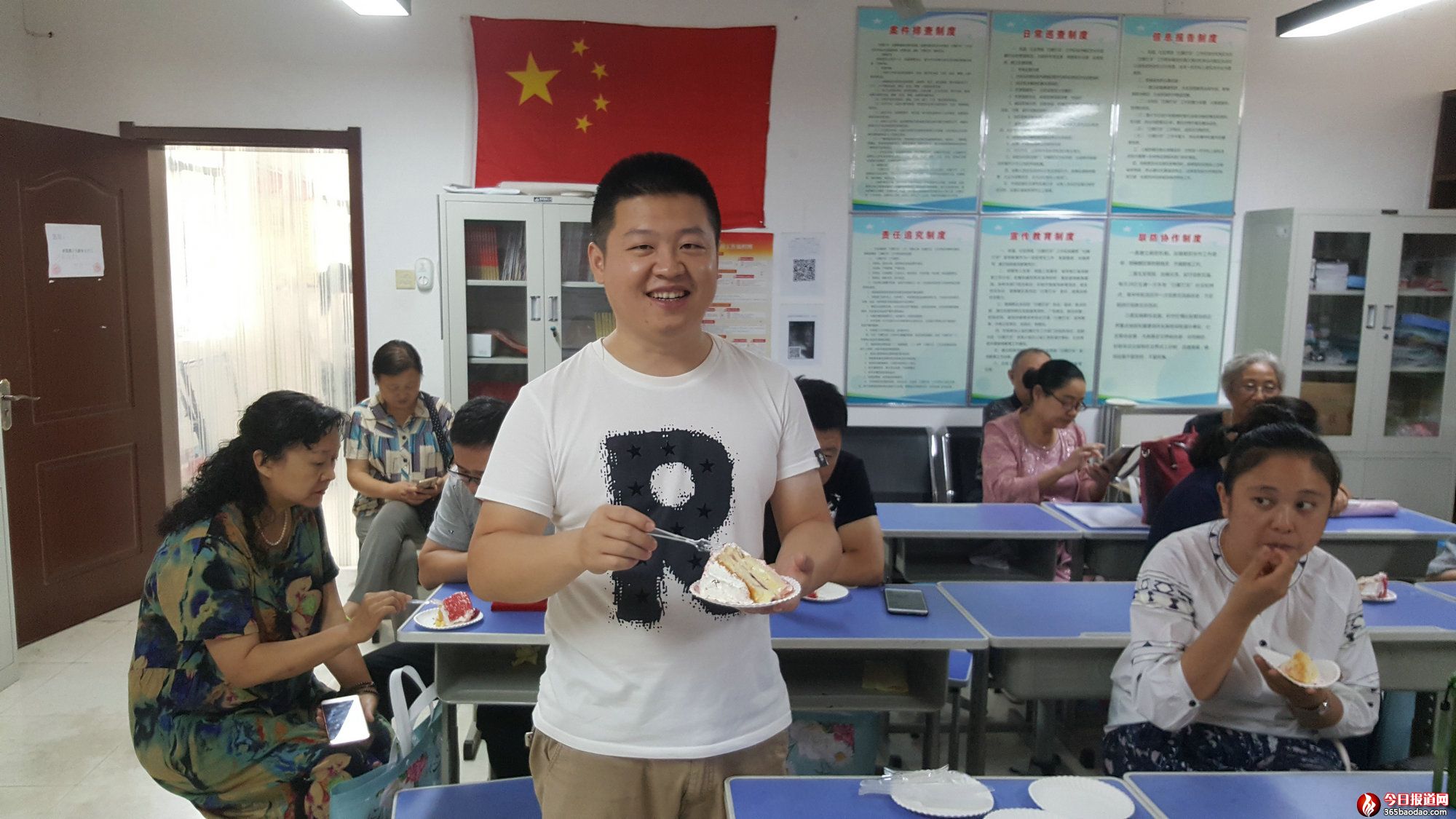 河南省鄭州市金水區東風路街道文北社區黨支部 慶“七一”黨員政治生日會新聞報道圖片 (2).jpg