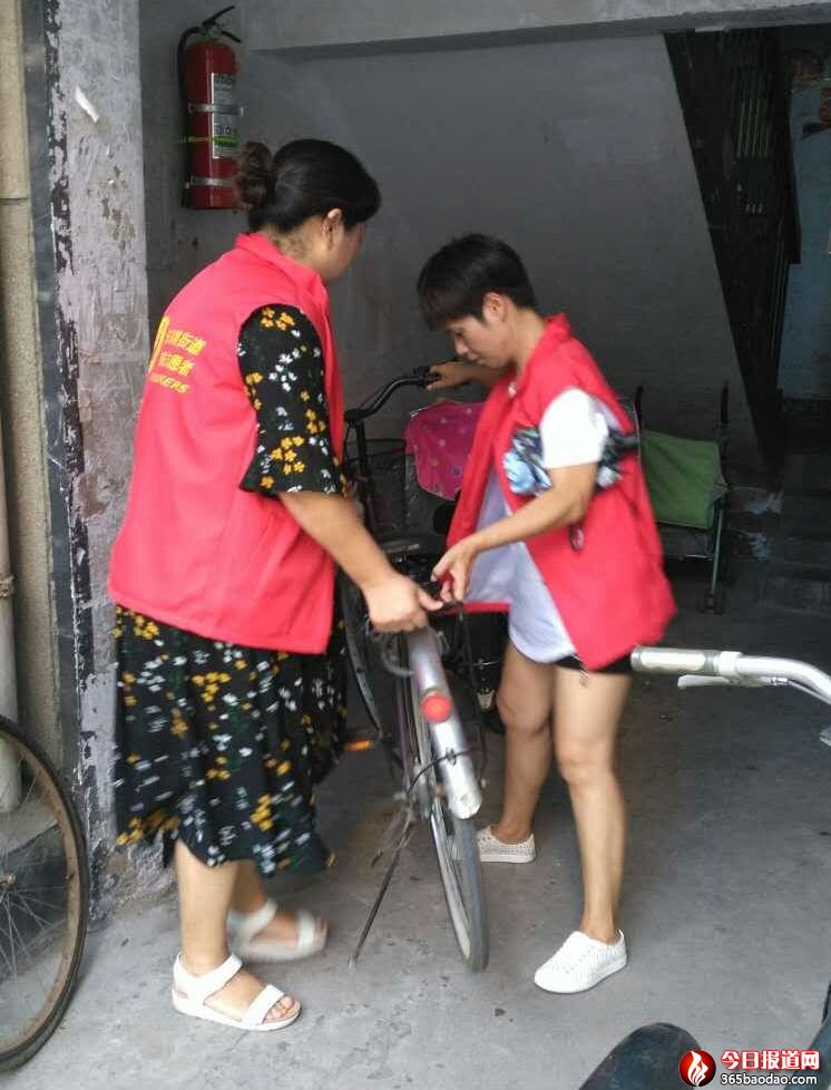 河南省鄭州市金水區(qū)東風(fēng)路街道文北社區(qū)黨支部“安全排查 消除隱患”照片_副本.jpg