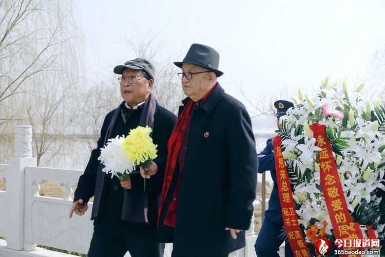 原濱州電視的編輯王培棟(左)、連續(xù)兩年受周總理接見的楊秉利老人參加了活動.jpg