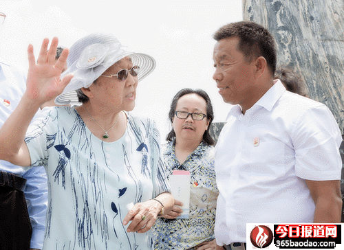 周恩來總理侄女周秉德(左)與周恩來紀念園負責人曹文濱交流(資料圖).gif
