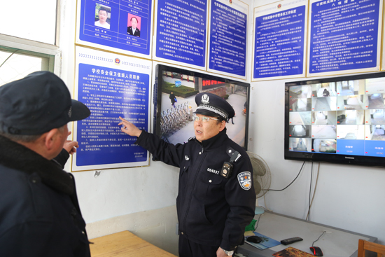 治安民警在檢查監控