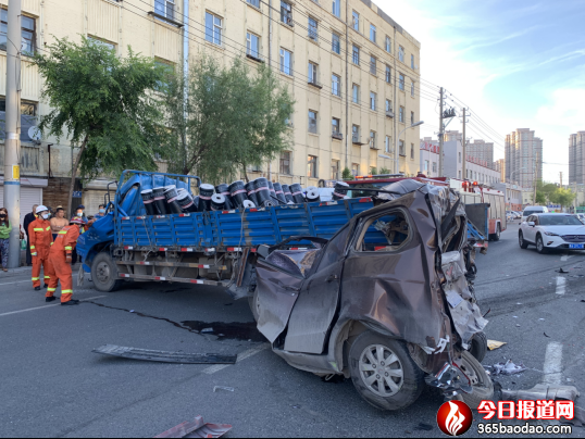 男子被困駕駛室 消防指戰員成功處置4車連撞事故(1)280.png