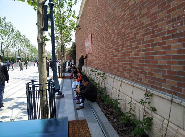 上海迪士尼沒營業已“擠爆” 礦泉水10元一瓶