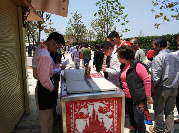 上海迪士尼沒營業已“擠爆” 礦泉水10元一瓶