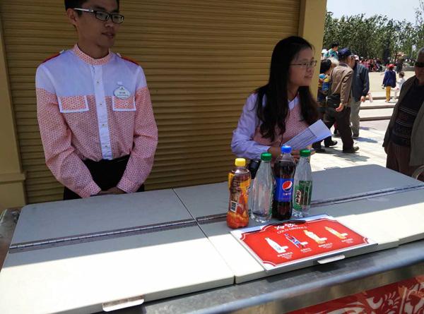 上海迪士尼沒營業已“擠爆” 礦泉水10元一瓶