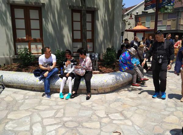 上海迪士尼沒營業已“擠爆” 礦泉水10元一瓶